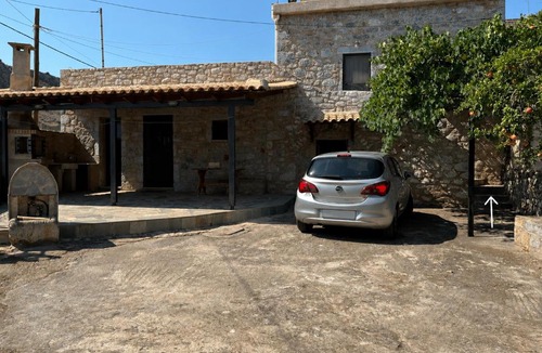 Omales House | Mani Spot Elmare
