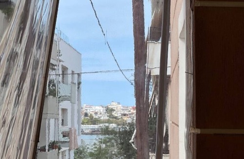 Khalkis Apartment | Modern 2BR Apartment Private Parking Sleeps 6