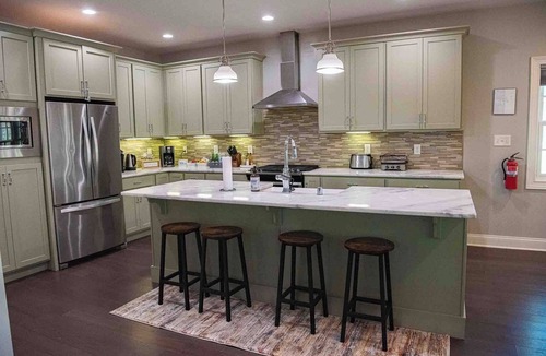 Montclair House | Modern comfort within walking distance from UKY, Kroger Field, & Chevy Chase.