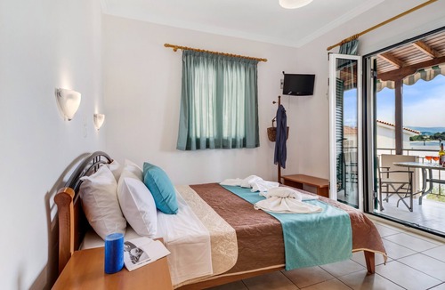 Nikiana Apartment | "Nikoleta Studio 2" Apartment with Ocean View, Terrace, and Wi-Fi