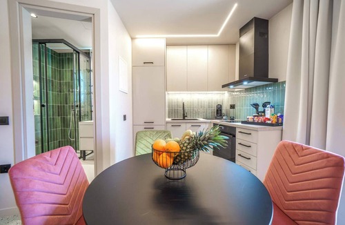 Nea Alikarnassos Apartment | Noble Heraklion Suites, Emerald Suite in Crete