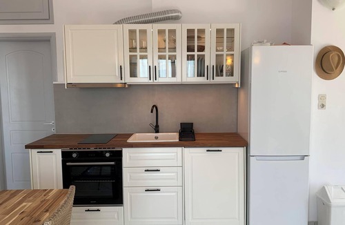 Voia House | Panoramic sea/mountain views, fast wifi, easy access & parking at hilltop home!