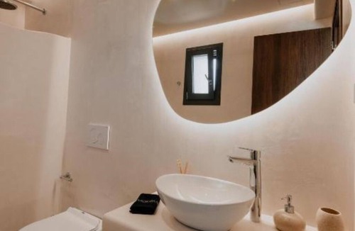 Plaka Villa | Penthouse Suite With Private Jacuzzi (no access to swimming pool)