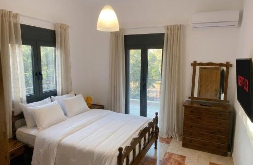 Anavyssos House | Peri House 3-Min to Beach & Mountain Views