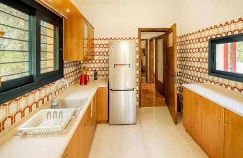 Anavyssos House | Peri House 3-Min to Beach & Mountain Views