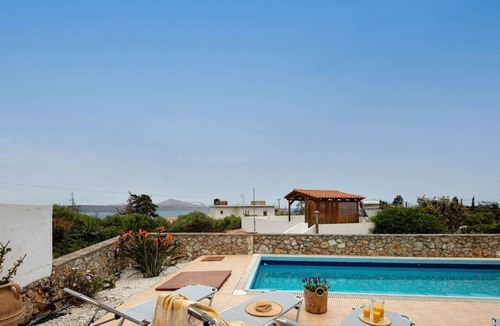Plaka Apartment | Plaka Paradise apartment with a shared pool