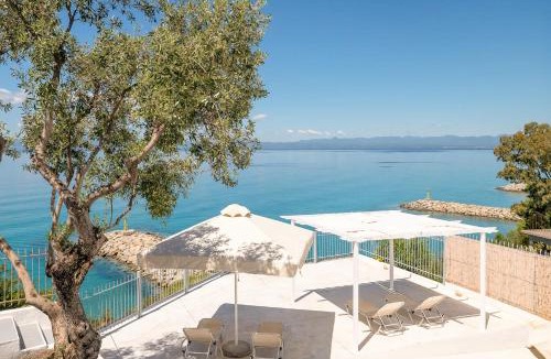 Akrogialion House | Pouletis Aetheria Suites-Luxury Seaview Stay with Pool