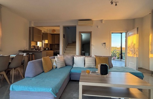 Nea Propontida House | Private Luxury Villa! Free Parking, Spacious Garden, Stylish Fireplace