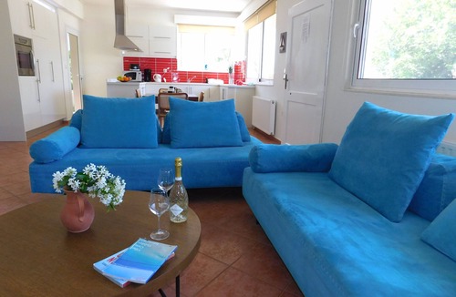 Plaka Villa | Private pool, & large garden - 100m from beach, tavernas & shops in Almyrida.