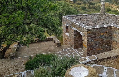 Kea House | Private vacation stone house offers peace and contact with nature.