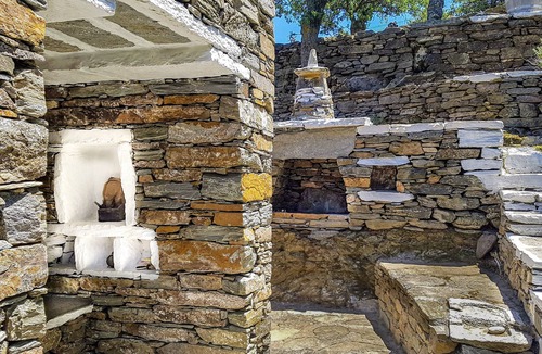 Kea House | Private vacation stone house offers peace and contact with nature.