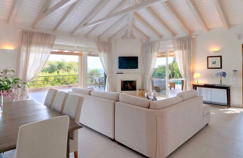 Nafplion City Centre Villa | R 1471 Veronica Villa with BBQ, Fireplace & Sun loungers.
