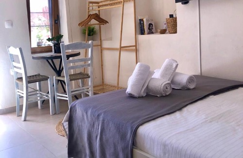 Ermoupoli Apartment | Restored Studio Near the Port & Ano Syros