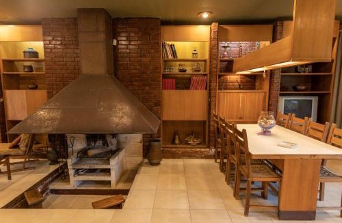 Rafina-Pikermi House | Retro House