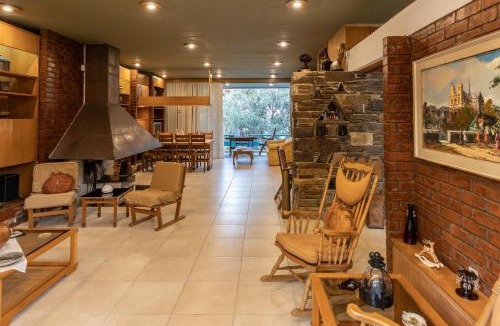 Rafina-Pikermi House | Retro House
