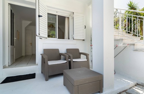 Episkopos Apartment | Room 'Ground Floor' with Sea View, Shared Pool and Wi-Fi