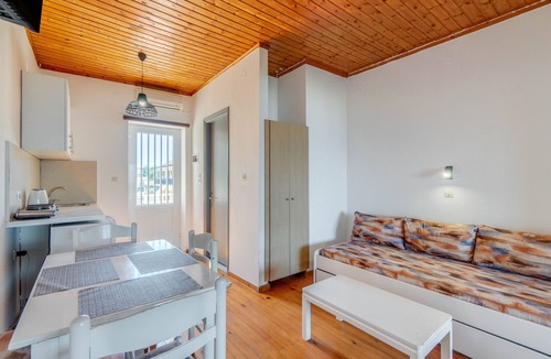 Kavos House | Saint Peter Bay – 1st Floor Holiday Home with Shared Pool, Wi-Fi & Air Conditioning