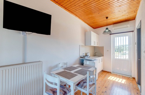 Kavos House | Saint Peter Bay – 1st Floor Holiday Home with Shared Pool, Wi-Fi & Air Conditioning