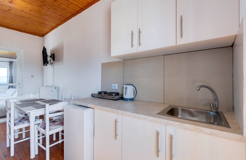Kavos House | Saint Peter Bay – 1st Floor Holiday Home with Shared Pool, Wi-Fi & Air Conditioning