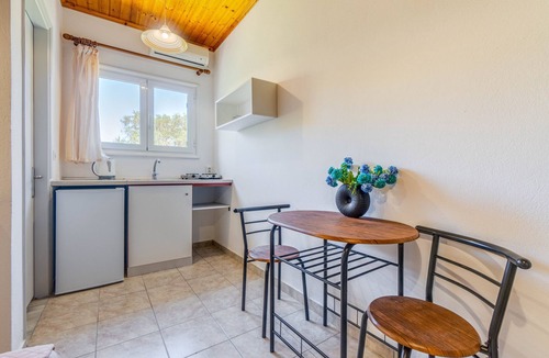 Kavos Apartment | Saint Peter Bay - Basic Room: Vacation Apartment with Shared Pool & Wi-Fi
