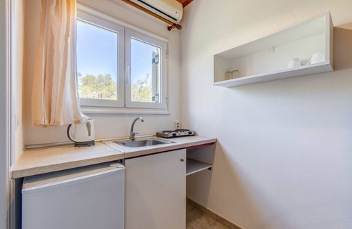 Kavos Apartment | Saint Peter Bay - Basic Room: Vacation Apartment with Shared Pool & Wi-Fi