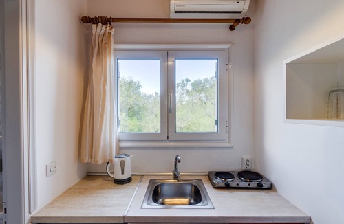 Kavos Apartment | Saint Peter Bay - Basic Room: Vacation Apartment with Shared Pool & Wi-Fi