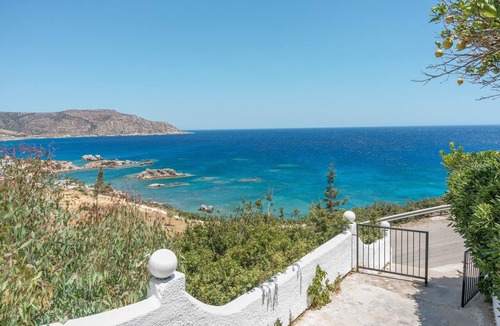 Menetai Apartment | Sea View Ground Floor Room with Sea View and Shared Pool