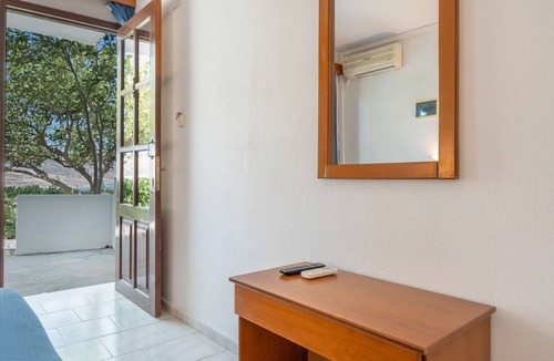 Menetai Apartment | Sea View Ground Floor Room with Sea View and Shared Pool
