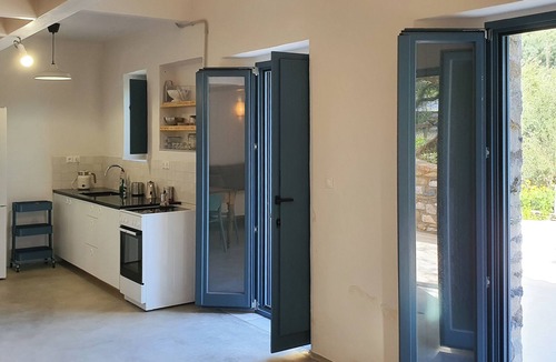 Omales House | Seafront Stone House · Spacious Sea View