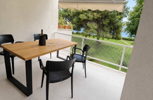 Katakali Apartment | Seaside Almyra Stay with pool, Agioi Theodoroi