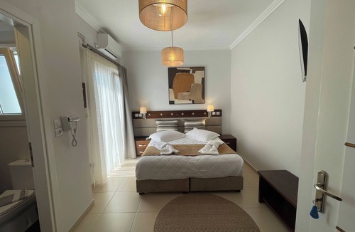 Adamas House | Semiramis Hotel Deluxe Double Room Cozy & Central