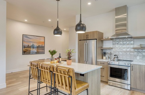 Bend House | Sleeps 40! 8 Modern Units/20 BDRs w/Deck+Hot Tub, 10mins to Downtown & Old Bend