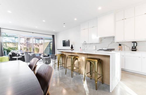 Old East Dallas House | Spacious Brand New Connected Double Townhomes - Six Bedroom Villa, Sleeps 16