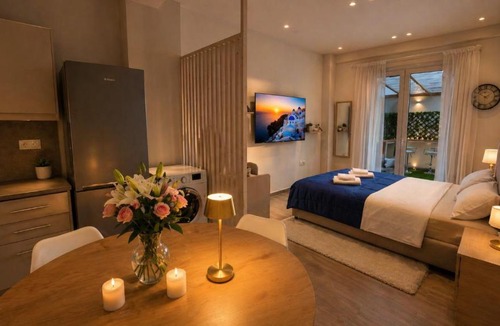 Petralona Apartment | StarLord Suite With Jacuzzi