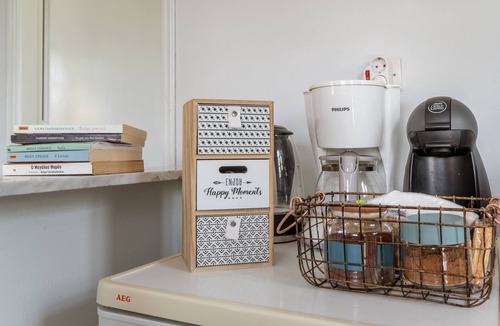 Steniai Apartment | Stenies' Nook Apartment with Sea View, Shared Garden & Wi-Fi