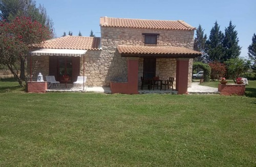 Gaitanion House | Stone House for 6 in vineyard estate