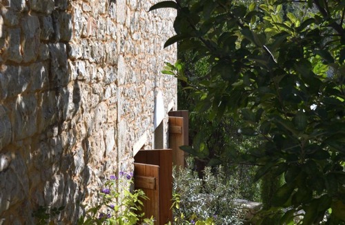 Vrousti House | "Stone Retreat" by Interhome