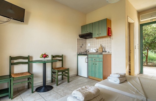 Kateleios Apartment | Studio Apartment "Anemona 6" with Shared Pool & Wi-Fi