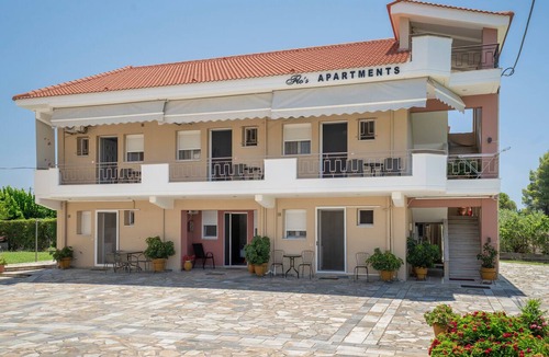Mesolongi Apartment | Studio Apartment 'Flo's 5' with Shared Garden, Wi-Fi and Air Conditioning