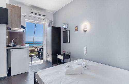 Pidima Kyras Apartment | Studio Apartment 'Iguana 14' with Sea View, Wi-Fi and Air Conditioning