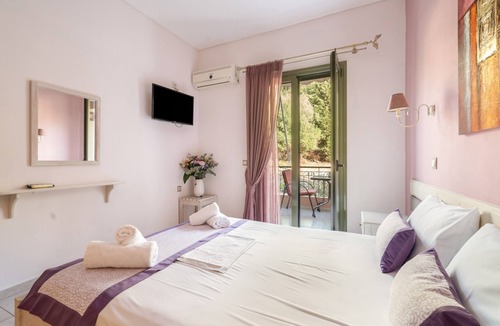 Kalamitsi Apartment | Studio Apartment 'Nontas Home 25' with Mountain View, Wi-Fi and Air Conditioning