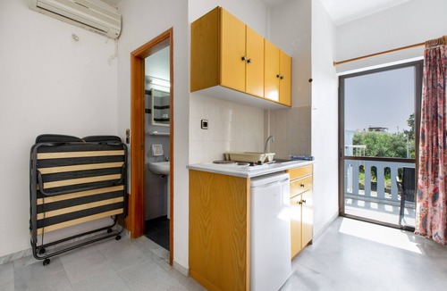 Agia Marina Apartment | Studio Apartment 'Popi with Extra Bed' with Mountain View, Wi-Fi and Air Conditioning