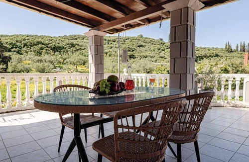 Alikanas Apartment | Studio 'Eleni's Top Floor' with Shared Pool, Wi-Fi and Air Conditioning