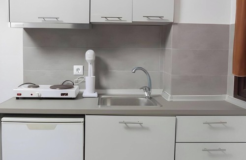 Pefkochori Apartment | Studio 'For 3 with Mountain View 4' with Shared Terrace, Wi-Fi and Air Conditioning