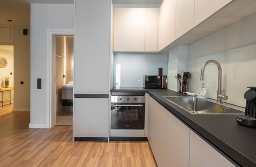 Kypseli Apartment | Stylish 2BR Apt | Rooftop w/Sauna & Views/Gym
