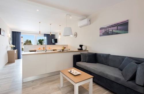 Perama Apartment | Suite with private pool