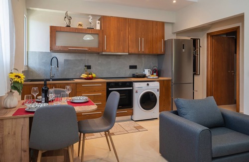 Petaloudes Apartment | The Little Green House One-Bedroom Apt in Kremasti
