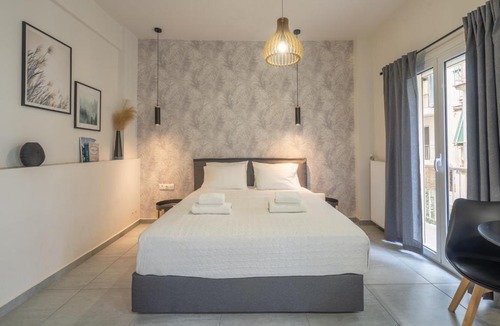 Platia Viktorias Apartment | The Suite by Spaceers