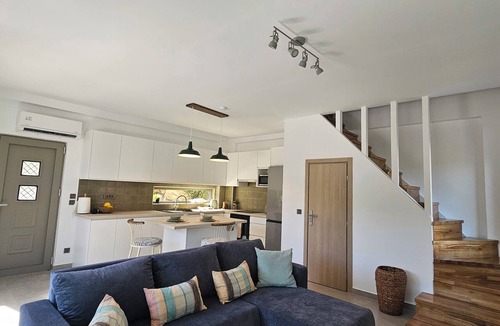 Alikanas House | This new built, beautiful 2-bedroom villa features two en-suite bedrooms