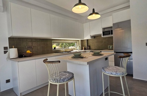 Alikanas House | This new built, beautiful 2-bedroom villa features two en-suite bedrooms